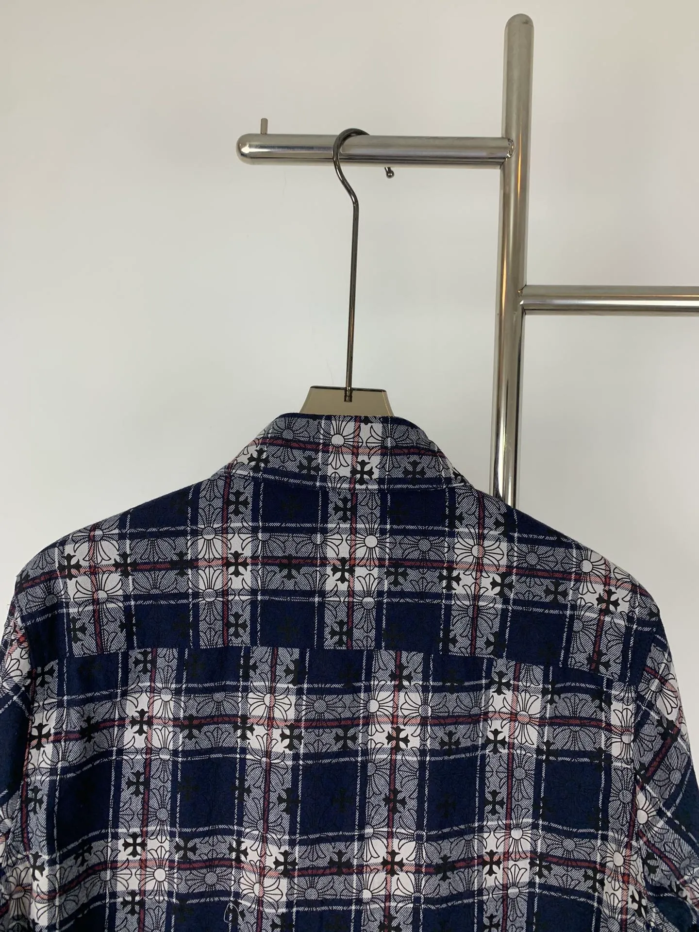 P220 Style No. G733 Chrome Hearts classic cashew flower cross all-over printed jacquard long-sleeved top casual shirt for couples 1️⃣Customized original jacquard fabric, high-quality pure cotton jacquard plaid fabric, soft and comfortable to the touch, a very high-quality fabric! 2️⃣The details of the workmanship are perfectly controlled. The lining is made of vest hemming, and the cuffs are made of double cross leather labels. It is different from the ordinary version. The collar is also designed with interlining, which shows high-end fashion and personality. The style is fashionable, simple and elegant, and it is a very versatile jacket! 4⃣️Complete accessories, all customized with original versions! Same style for men and women Color: Purple Red Size: S M L XL